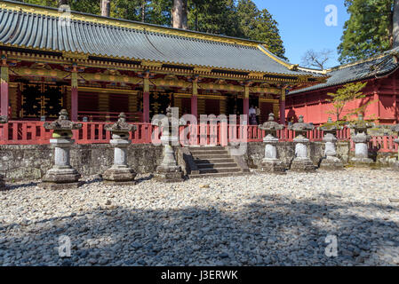 L'architecture ouvragée avec toute une gamme de lanternes en pierre au Toshogu,Nikko. Banque D'Images