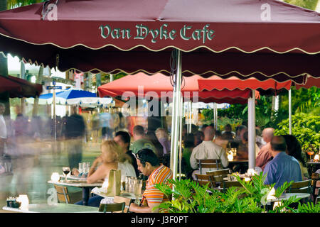 Miami Beach Florida, Lincoln Road Mall, vie nocturne nocturne après la tombée de la nuit, terrasse extérieure, tables, dîner, Van Dyke Cafe, restaurant RE Banque D'Images