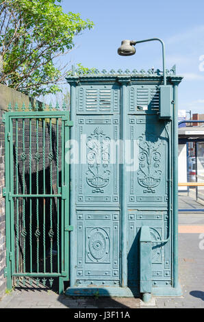 Le 'Temple de Relief' une fonte classé Grade 2 urinoir dans Birmingham's Jewellery Quarter. Fait à la Walter Macfarlane Fonderie Sarrasine en Ecosse Banque D'Images