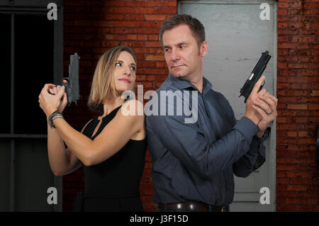 L'homme et la femme de l'agent secret spies avec armes à feu Banque D'Images