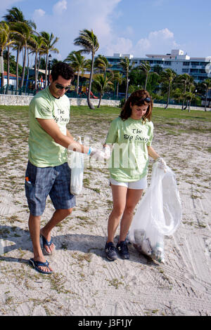 Miami Beach Florida,ECOMB,Environmental Coalition of,Miami Beach,Big Sweep,nettoyage de plage,étudiants bénévoles bénévoles bénévoles bénévoles worke travail Banque D'Images