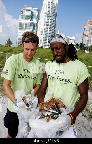 Miami Beach Florida,ECOMB,Environmental Coalition of,Miami Beach,Big Sweep,Beach Beaches Cleaning,étudiant étudiants élèves jeunes,volontaire bénévoles com Banque D'Images