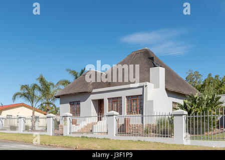 RIVIERSONDEREND, AFRIQUE DU SUD - le 26 mars 2017 : un toit de chaume maison à Riviersonderend, une ville dans la province de Western Cape Banque D'Images