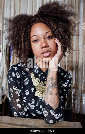 Portrait d'une belle jeune femme Banque D'Images