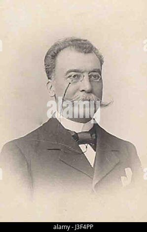 Cette photographie, prise par Jose Pimentel, représente Homem Noronha, mettant en valeur les traits distinctifs du sujet dans un cadre franc. Les photographies de Pimentel capturent souvent des portraits culturels et individuels avec une clarté et une profondeur saisissantes. Banque D'Images