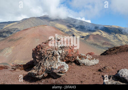 Flanc sud de l'Etna, un stratovolcan actif sur la côte est de la Sicile, Italie, montrant le cratère latéral et des roches de lave pour le droit de l'ACAN Banque D'Images