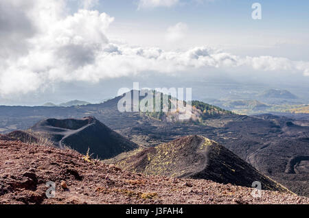 Pente de l'Etna, un stratovolcan actif sur la côte est de la Sicile, Italie, sommet ci-dessous montrant les cônes latéraux, de coulées de l'éruption et rem Banque D'Images