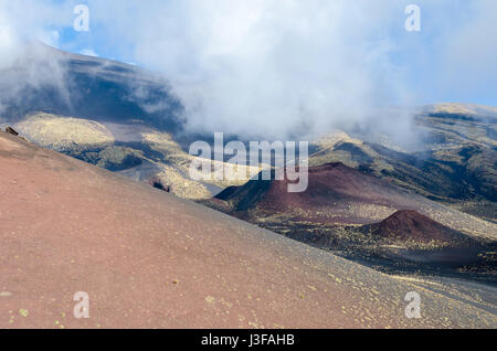 Flanc sud de l'Etna, un stratovolcan actif sur la côte est de la Sicile, Italie, montrant le cratère latéral. Banque D'Images