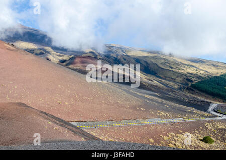 Flanc sud de l'Etna, un stratovolcan actif sur la côte est de la Sicile, Italie, montrant le cratère latéral et de la route qui mène de Sapienza Re Banque D'Images