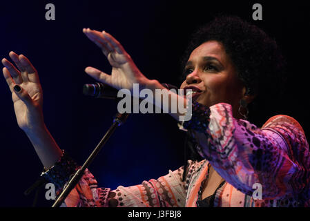 Teresa Cristina effectue pendant le spectacle 'Caetano presenta Teresa" au théâtre Circo Price de Madrid. (Photo par : Jorge Sanz/Pacific Press) Banque D'Images