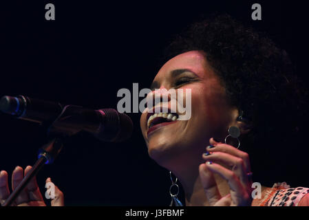 Teresa Cristina effectue pendant le spectacle 'Caetano presenta Teresa" au théâtre Circo Price de Madrid. (Photo par : Jorge Sanz/Pacific Press) Banque D'Images