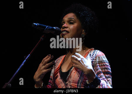 Teresa Cristina effectue pendant le spectacle 'Caetano presenta Teresa" au théâtre Circo Price de Madrid. (Photo par : Jorge Sanz/Pacific Press) Banque D'Images