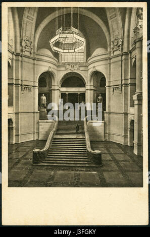 F. Astholz jun. AK Neues Rathaus, Hannover, 07, Bildseite Festtreppe Beleuchtungskrone Zentralhalle,,, Denkmal Kaiser Wilhelm I. und II. Banque D'Images