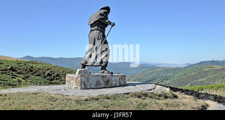 Statue de pèlerin combattant contre le vent par Jose Maria Acuna se dresse à l'Alto de San Roque à Pedrafita do Cebreiro le long des Camino Frances. Banque D'Images