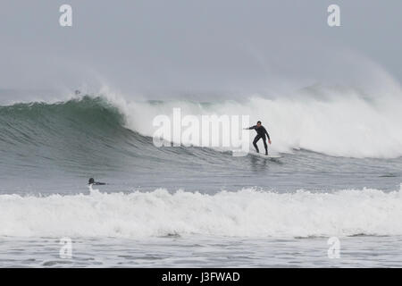 Surf surfeur mâle a broken vague dans la plage de Zurriola (San Sebastian, Espagne). Banque D'Images