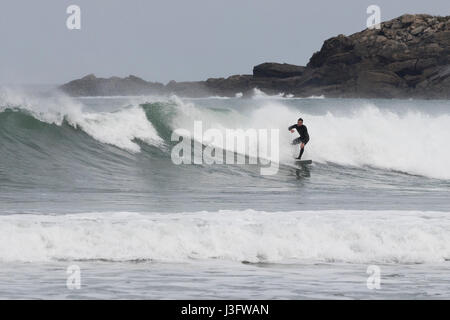 Surfeur solitaire entouré de mousse blanche dans la Zurriola (San Sebastian, Espagne). Banque D'Images