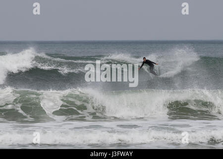 Capture de surfer les vagues sauvages dans la plage de Zurriola à San Sebastian (Guipuzcoa, Espagne) 2017. Banque D'Images