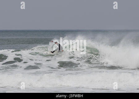 L'un surfer riding a wave sauvage pleine de mousse dans la plage de Zurriola à San Sebastian (Guipuzcoa, Espagne) 2017. Banque D'Images