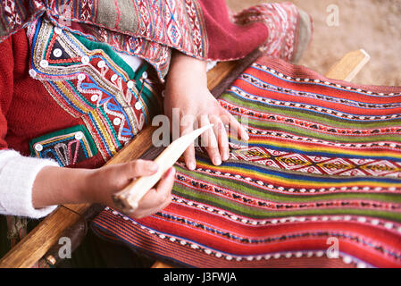 Traditionnel fait main laine colorée. Pérou femme font l'alpaga close-up textile Banque D'Images