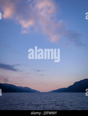 Vue sur le Loch Ness en Écosse pendant le coucher du soleil. En direction nord depuis un bateau. Vue Portrait, idéal pour les couvertures de magazine/livre Banque D'Images