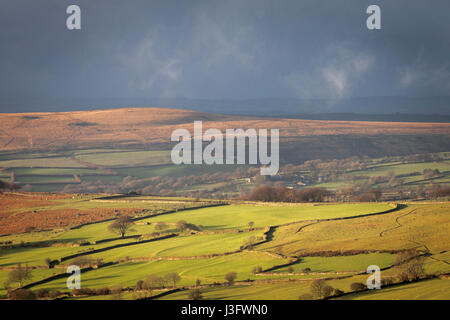 Une vue panoramique sur la campagne de grande Agrafe Tor sur Dartmoor National Park après une période de pluie. Les nuages bas, lumineux et ensoleillé. Banque D'Images