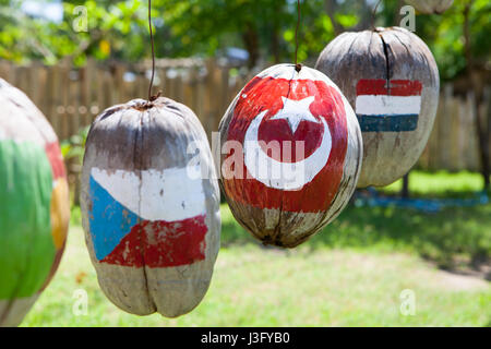 De nombreux drapeaux de pays peint sur la pendaison de coco, République tchèque Turquie Pays-Bas Banque D'Images