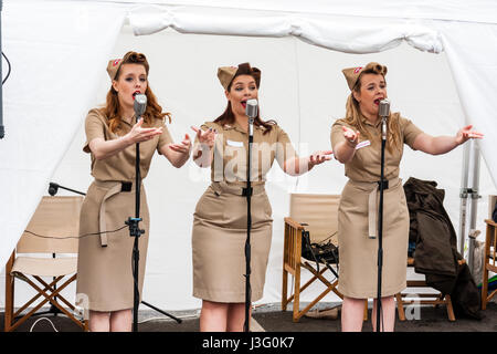 Hommage aux années 40 reconstitution d'un jour. Le Knightingales, un trio de femmes un groupe de chant en uniformes, WAAF sur scène l'exécution de la seconde guerre mondiale, deux chansons Banque D'Images