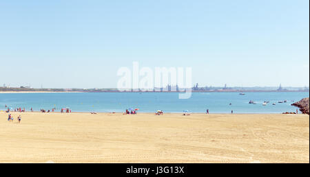 Tourisme en Espagne. Les gens à la plage de Rota, Cadiz, Espagne. Banque D'Images