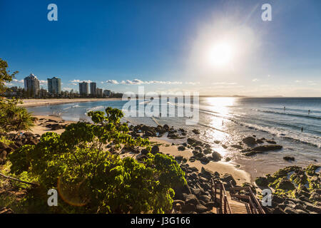 Pas sur la plage de greenmount pendant le coucher du soleil sur la Gold Coast du Queensland, Australie Banque D'Images