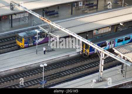 Leeds, Angleterre - 28 juin 2015 : Ancienne Classe 144 et Classe 150 Stimulateur diesel Sprinter de train à la gare de Leeds West Yorkshire. L Banque D'Images