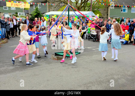 Ashover, Derbyshire, Royaume-Uni. Le 01 mai 2017. Les enfants de l'école prépare à la danse poteau "Maypole" à l'assemblée annuelle peut jour village Carnival à Ashover à Derbyshire Banque D'Images