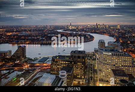 Londres, Angleterre, le 27 février 2015 : La Tamise serpente à travers les rues de la région de East London Docklands vu de la Canary Wharf Tower. Banque D'Images