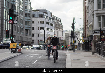 Londres, Angleterre, Royaume-Uni - 30 Avril 2016 : un couple ride 'Boris' ville louer des vélos sur le nouvellement ouvert au nord-sud 'Cycle Superhighway' voie cyclable sur Fa Banque D'Images