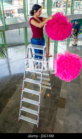 Femme grandes pompons rose à la station de base du téléphérique à Funchal, Madère. Banque D'Images