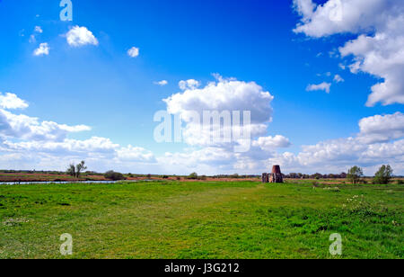 Une vue sur St Benet's Gatehouse abbaye ruinée et de drainage par la rivière Bure moulin sur les Norfolk Broads près de Ludham, Norfolk, Angleterre, Royaume-Uni. Banque D'Images