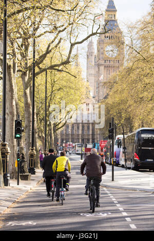 Londres, Angleterre - 30 Avril 2016 : Les cyclistes à l'aide de la nouvelle autoroute est-ouest, en Cycle phare maire Boris Johnson, la politique des transports, en avant de lui Banque D'Images