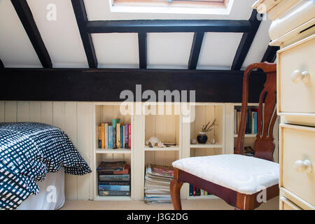 Petit grenier chambre avec bibliothèque Banque D'Images