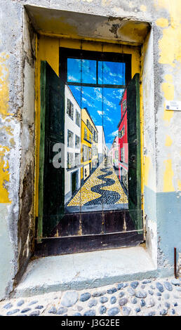 Les portes peintes sur la plus vieille rue de Funchal, Madère Banque D'Images