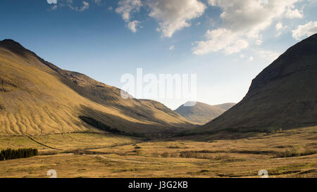 La ligne de chemin de fer West Highland les Highlands d'Ecosse serpente sur une large vallée près de pont de Orchy. Banque D'Images