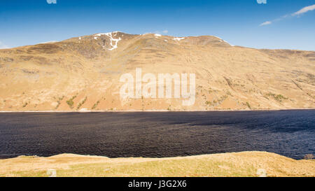 Réservoir Loch Treig sous des montagnes du massif de Nevis dans l'ouest des Highlands d'Écosse, comme vu de la West Highland Line Railway. Banque D'Images