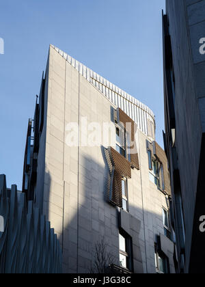 Edimbourg, Ecosse, ROYAUME UNI - 21 mars 2015 : soirée lumière brille sur le bâtiment du parlement écossais. Banque D'Images