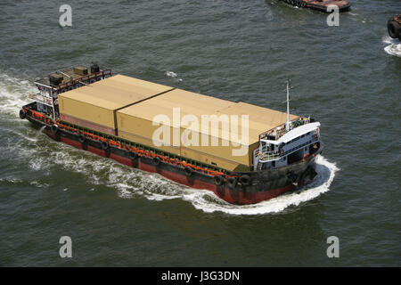 Un bateau transportant des conteneurs sur le port de Hong Kong Banque D'Images