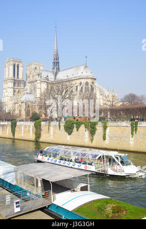 Paris, France - 05 mars 2011 : hop on hop off bateau près de Notre Dame de Paris Banque D'Images