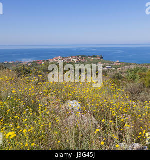 Port de agioa nicolas près de stoupa dans le Magne sur le Péloponnèse grec vu de Hill et à la recherche sur la mer et le ciel bleu au printemps avec beaucoup de fleurs Banque D'Images