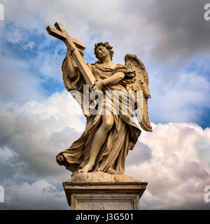 Ange avec la croix sur le pont Aelian à Rome, Italie Banque D'Images