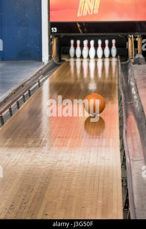 Boule rouler vers quilles sur Ten pin bowling Banque D'Images