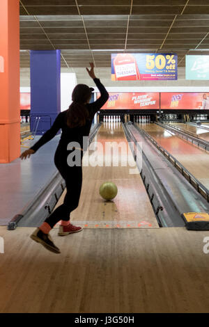 Boule rouler vers quilles sur Ten pin bowling Banque D'Images