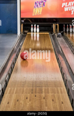 Boule rouler vers quilles sur Ten pin bowling Banque D'Images