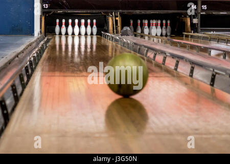 Boule rouler vers quilles sur Ten pin bowling Banque D'Images