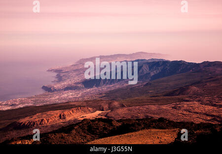 Paysage volcanique et la côte de l'île de Tenerife, Canaries, Espagne. Banque D'Images